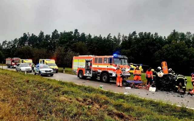 U Týna nad Vltavou se srazila dvě auta. Starší řidička nehodu nepřežila