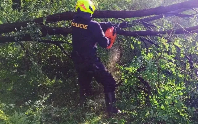 Práce policistů během povodní byla klíčová. Mnozí nasazovali vlastní životy
