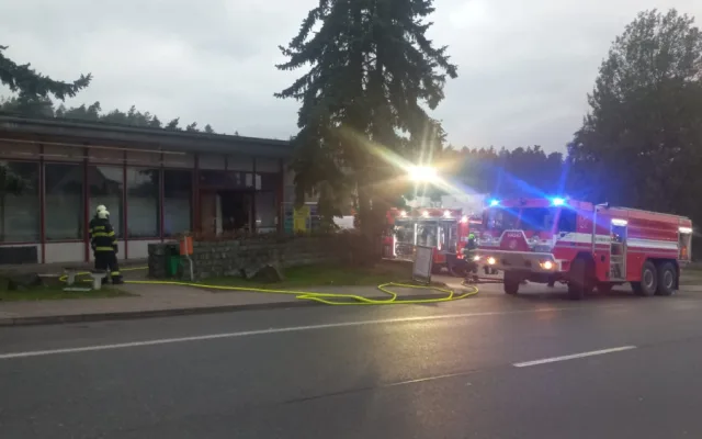 Hustý kouř a plameny v oknech, táborští hasiči bojovali s požárem obchodu