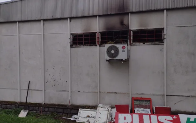 Hustý kouř a plameny v oknech, táborští hasiči bojovali s požárem obchodu