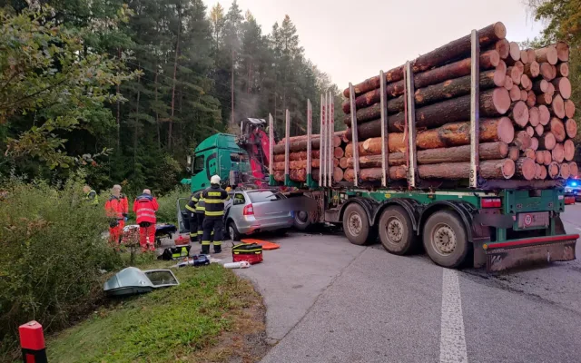 U obce Mláka se srazil kamion s osobním automobilem, pro těžce zraněného řidiče přiletěl vrtulník