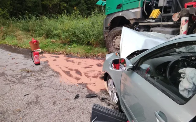 U obce Mláka se srazil kamion s osobním automobilem, pro těžce zraněného řidiče přiletěl vrtulník