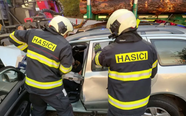 U obce Mláka se srazil kamion s osobním automobilem, pro těžce zraněného řidiče přiletěl vrtulník