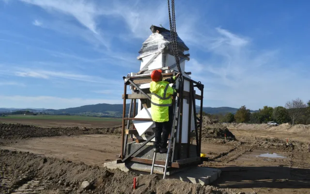 Jeřáb, bednění a polystyrenové desky. Dělníci zachraňovali kapličku, která stála v trase nové silnice