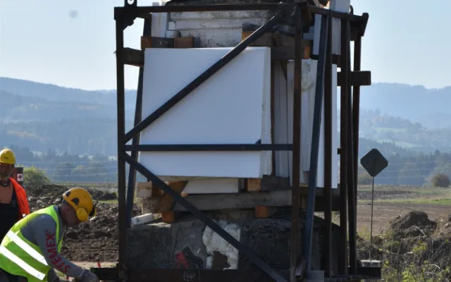 Jeřáb, bednění a polystyrenové desky. Dělníci zachraňovali kapličku, která stála v trase nové silnice
