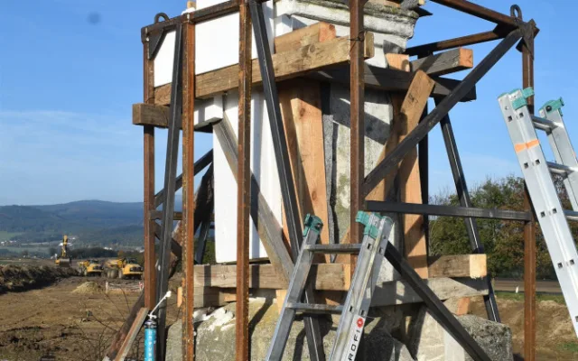 Jeřáb, bednění a polystyrenové desky. Dělníci zachraňovali kapličku, která stála v trase nové silnice