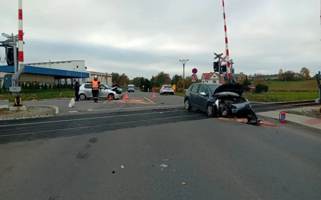 V Mirovicích se srazila dvě auta. Jedno z nich skončilo po střetu na kolejích a blokuje vlakovou dopravu