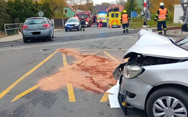 V Mirovicích se srazila dvě auta. Jedno z nich skončilo po střetu na kolejích a blokuje vlakovou dopravu
