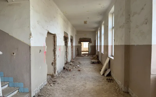Během rekonstrukce budovy u centra města našli v šachtě tři granáty