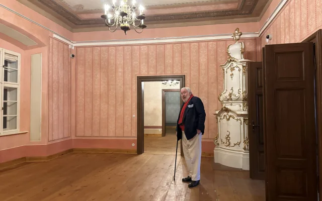 Kontroverzní sbírka ilustrací už se stěhuje, na Krumlovském zámku se výstava představí již v příští sezoně