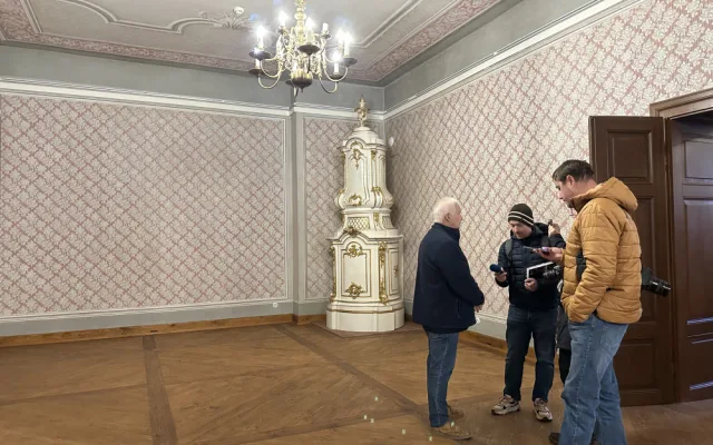 Kontroverzní sbírka ilustrací už se stěhuje, na Krumlovském zámku se výstava představí již v příští sezoně