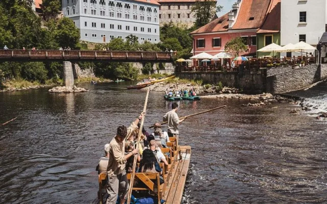 Vánoce, to jsou zážitky z jižních Čech. Darujte procházku s alpakou, jízdu traktorem nebo lední jachting na Lipně