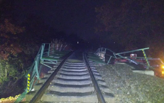 Řidič kamionu nerespektoval značky a zdemoloval železniční most. Škoda je 16 milionů