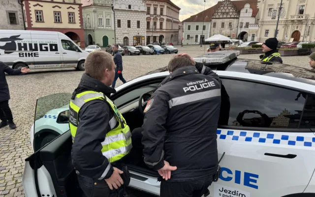 Táborští strážníci mají jako první v Česku služební Teslu Y. Při nákupu rozhodl poměr cena výkon