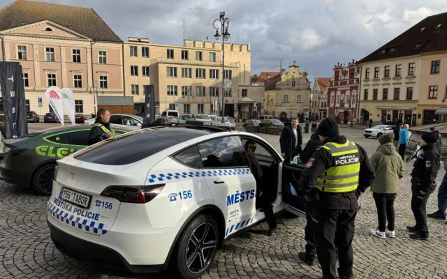 Táborští strážníci mají jako první v Česku služební Teslu Y. Při nákupu rozhodl poměr cena výkon