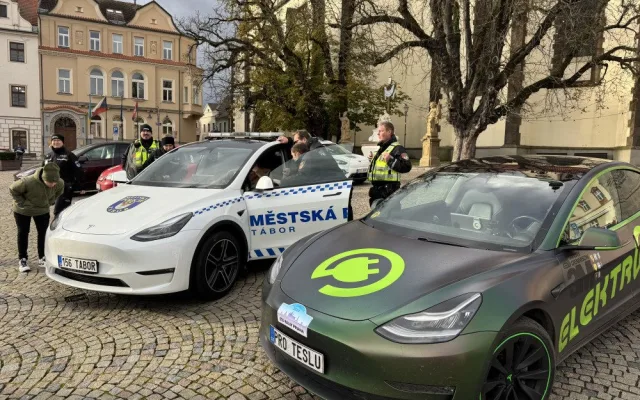Táborští strážníci mají jako první v Česku služební Teslu Y. Při nákupu rozhodl poměr cena výkon