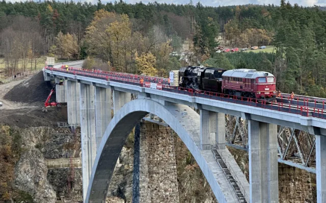 Nosnost mostu v Červené nad Vltavou prověřila dvojice historických lokomotiv