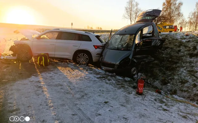 Silnice na některých místech namrzají. Policie řeší převrácený kamion nebo nehodu dvou aut