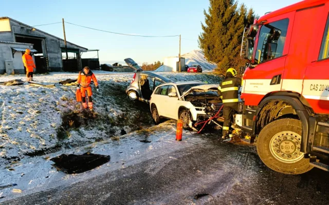 Silnice na některých místech namrzají. Policie řeší převrácený kamion nebo nehodu dvou aut