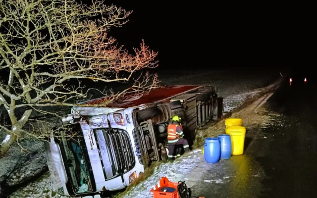 Silnice na některých místech namrzají. Policie řeší převrácený kamion nebo nehodu dvou aut