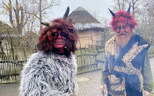 V zoo Hluboká se otevřou pekelné brány, načerpáte atmosféru vánočně nasvícené zoo a užijete si i Štědrý den