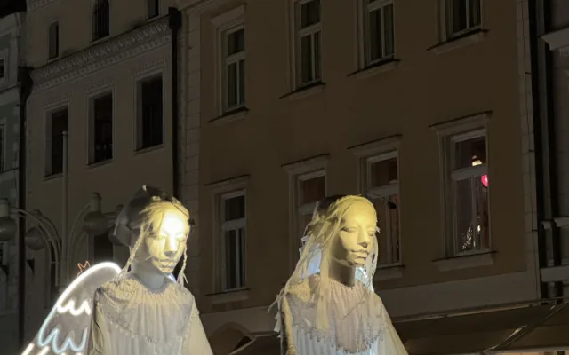 Na budějovickém náměstí opět přistál anděl, přinesl poselství o lásce a klidu