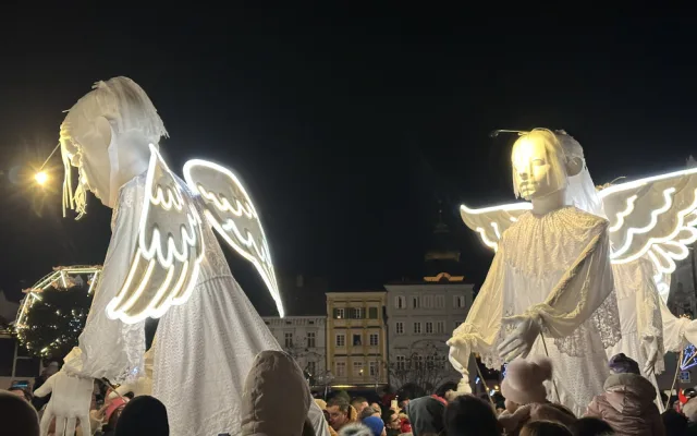 Na budějovickém náměstí opět přistál anděl, přinesl poselství o lásce a klidu