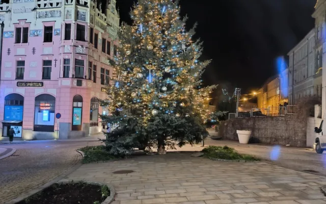Vánoční strom ve Strakonicích.