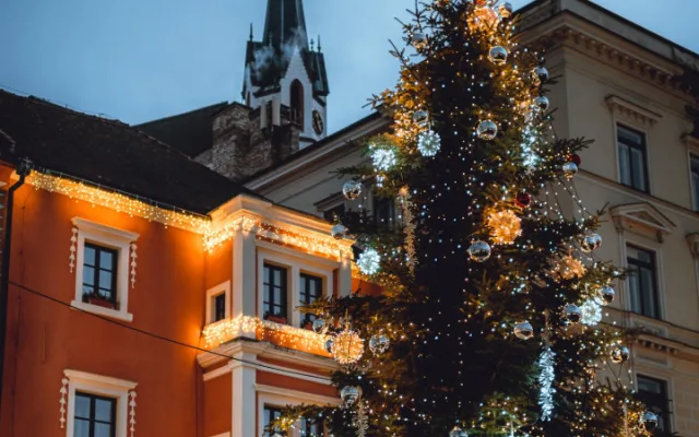 Vánoční strom na krumlovském náměstí Svornosti.