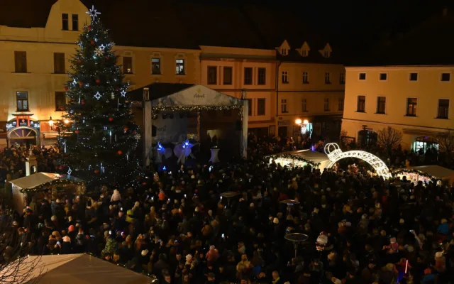 Vánoční strom na Velkém náměstí v Písku.
