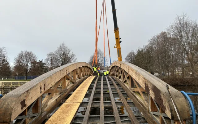Demontáž lávky na Sokolák začala, pontonový most ji nahradí koncem příštího týdne