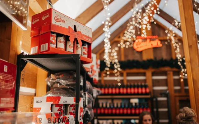 Adventní stánek Budvaru opět září na budějckých vánočních trzích