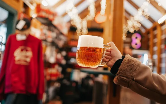 Adventní stánek Budvaru opět září na budějckých vánočních trzích