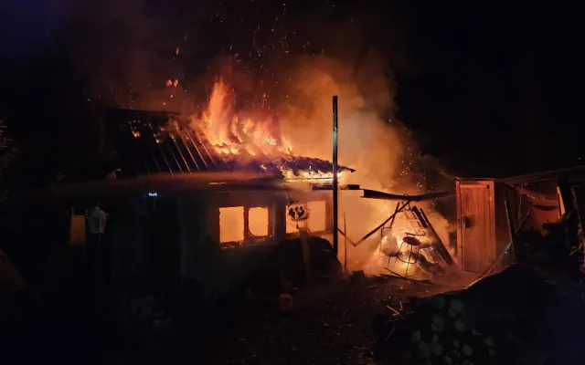 Zahradní kůlnu v Týně nad Vltavou pohltily plameny, u požáru asistovali i hasiči z JE Temelín