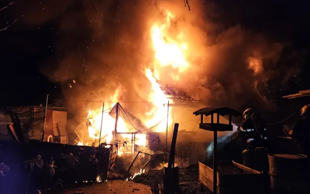 Zahradní kůlnu v Týně nad Vltavou pohltily plameny, u požáru asistovali i hasiči z JE Temelín