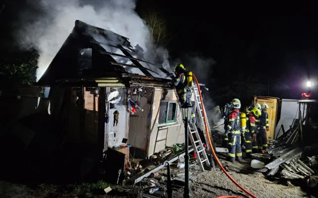 Zahradní kůlnu v Týně nad Vltavou pohltily plameny, u požáru asistovali i hasiči z JE Temelín