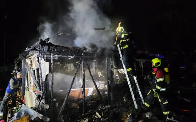 Zahradní kůlnu v Týně nad Vltavou pohltily plameny, u požáru asistovali i hasiči z JE Temelín