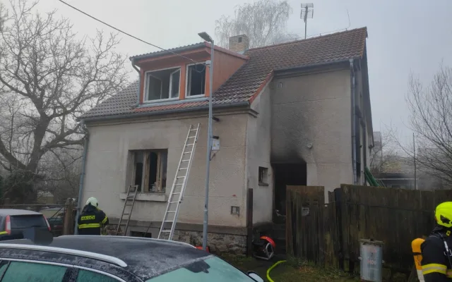 Požár rodinného domu v Táboře skončil tragicky. Muže už se nepodařilo oživit