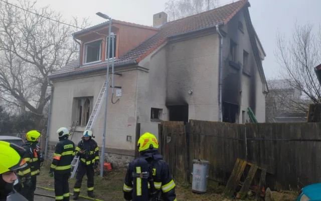 Požár rodinného domu v Táboře skončil tragicky. Muže už se nepodařilo oživit