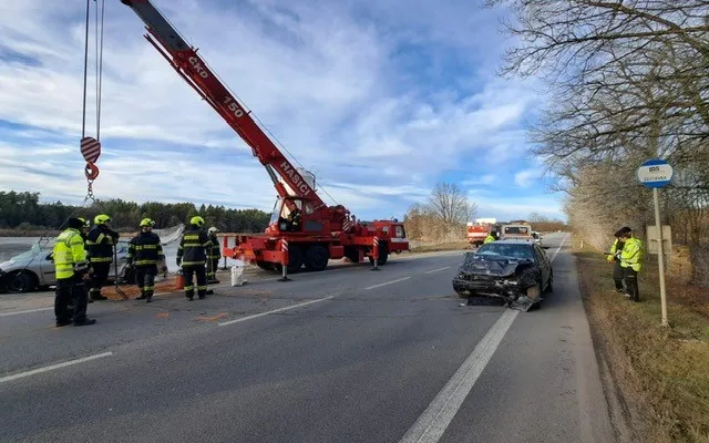 Vážná dopravní nehoda uzavřela silnici z Hluboké nad Vltavou směrem na Týn nad Vltavou