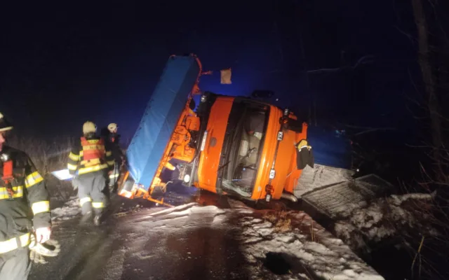 Silničáři o víkendu spotřebovali 450 tun soli, jeden sypač se při výjezdu převrátil