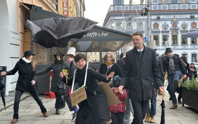 Černý kostým, kufřík a buřinka. Delegace z Ministerstva švihlé chůze prošla centrem Českých Budějovic