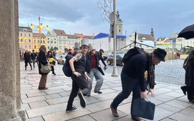 Černý kostým, kufřík a buřinka. Delegace z Ministerstva švihlé chůze prošla centrem Českých Budějovic