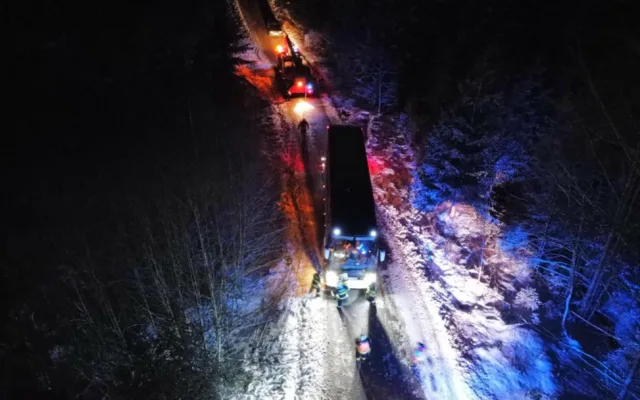 U Vyššího Brodu se pod autobusem utrhla krajnice, hasiči museli použít jeřáb.