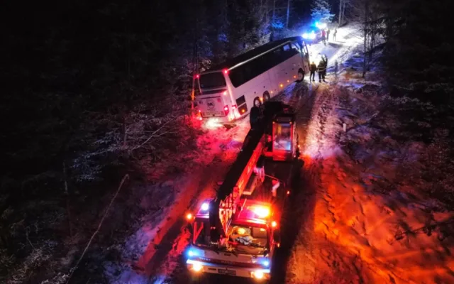 U Vyššího Brodu se pod autobusem utrhla krajnice, hasiči museli použít jeřáb