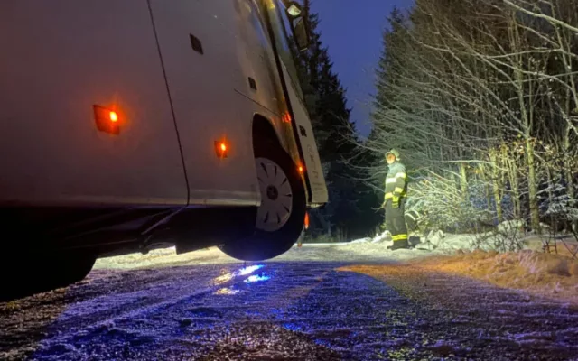 U Vyššího Brodu se pod autobusem utrhla krajnice, hasiči museli použít jeřáb