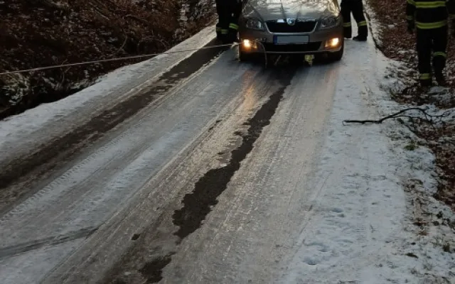 Ledovka na silnici a padající stromy. Mrazivé počasí komplikuje dopravu
