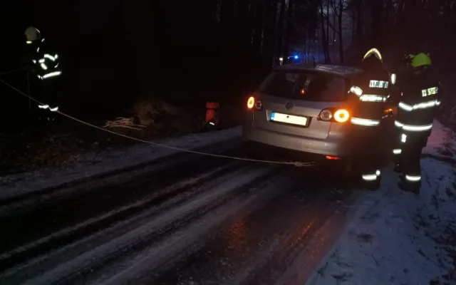 Ledovka na silnici a padající stromy. Mrazivé počasí komplikuje dopravu