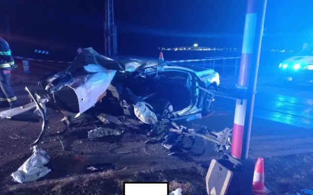Tragická nehoda v Hrdějovicích: Na přejezdu se střetlo osobní auto s vlakem, jedna osoba srážku nepřežila