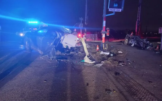 Tragická nehoda v Hrdějovicích: Na přejezdu se střetlo osobní auto s vlakem, jedna osoba srážku nepřežila